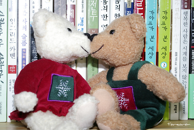 Kiss Kiss Mistletoe Bear